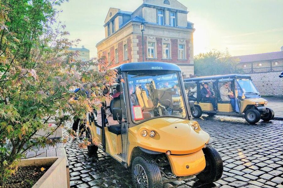 Krakow: Old Town, Ghetto, and Kazimierz Golf Cart Tour - Getting the Wawel Castle view before Kazimierz