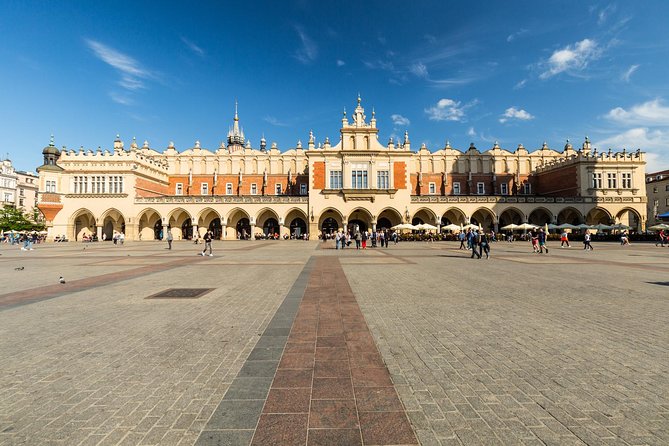 Krakow: Old Town Guided Walking Tour - Meeting at KrakowTIP on Grodzka 18, then getting your footing fast