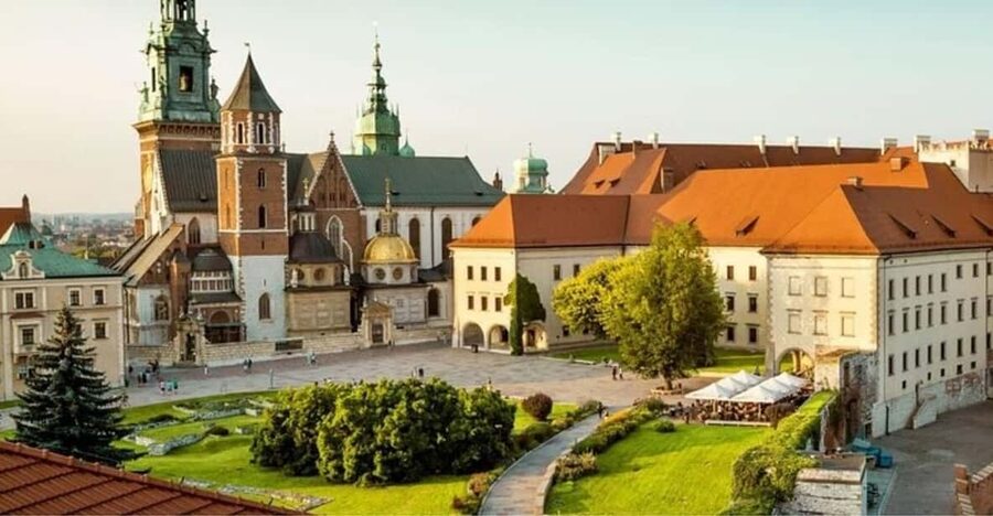 Krakow : Old Town Walking Tour With A guide - Finishing at Rynek Główny: a central place to continue on your own