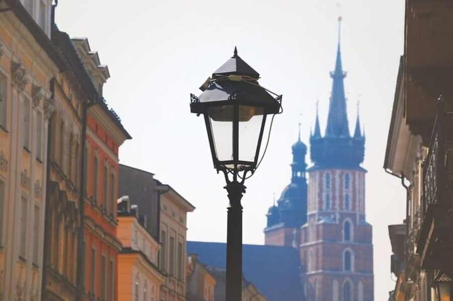 Krakow : Old Town Walking Tour With A guide - St. Mary’s Basilica and Cloth Hall: the core of the Market Square story