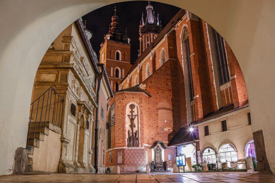 Kraków: Old Town & Wawel Castle Walking Tour in English - Where the tour starts in Krakow, and why that spot matters
