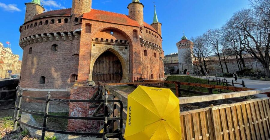 Kraków: Old Town & Wawel Castle Walking Tour in English - Main Market Square and Cloth Hall: the city’s power center, explained
