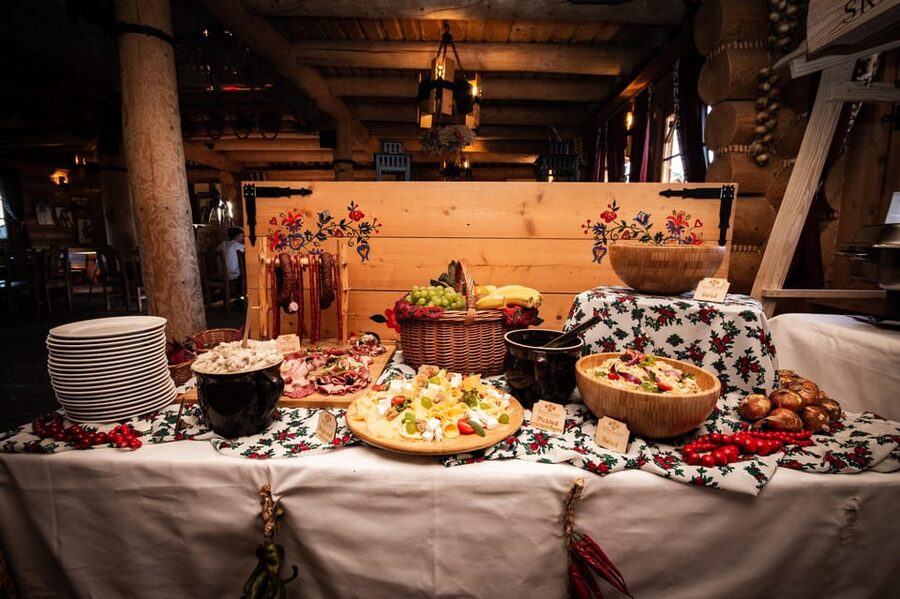 Krakow: Polish Folk Night with Dinner and Unlimited Drinks - A Polish Folk Night by Kryspinów Lake, Not a Museum Show