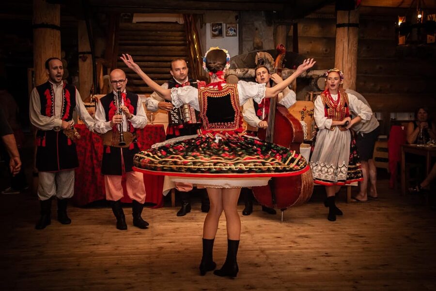 Krakow: Polish Folk Night with Dinner and Unlimited Drinks - The Restaurant Setting: Cozy, Cottage-Style, Lake-View Energy