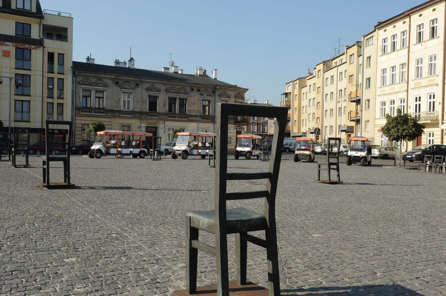 Krakow: Private Sightseeing by Electric Car - St. Mary’s Basilica and the Market Heart
