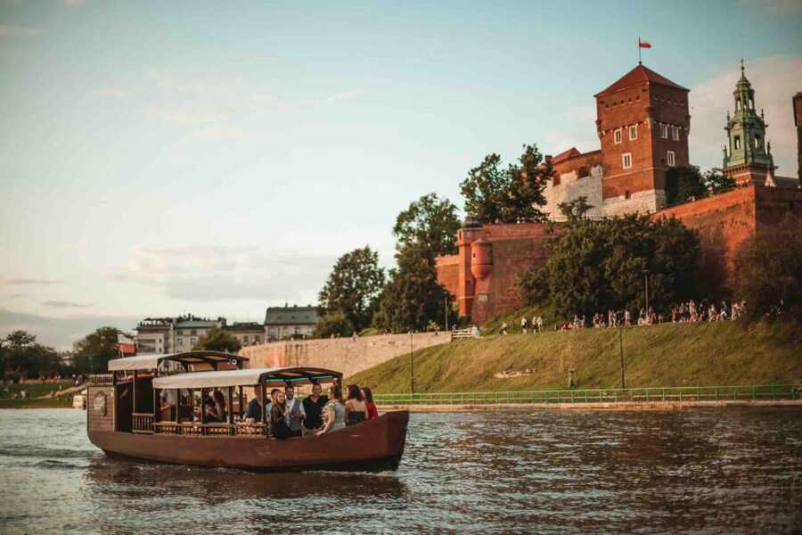 Krakow: Private Traditional Gondola Cruise - Old City views from the Vistula: Wawel Hill, the dragon, and Salwator