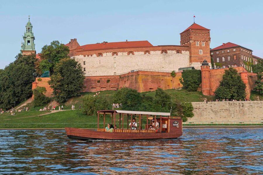Krakow: Private Traditional Gondola Cruise - Kazimierz and the Jewish quarter: art and culture from a slower pace
