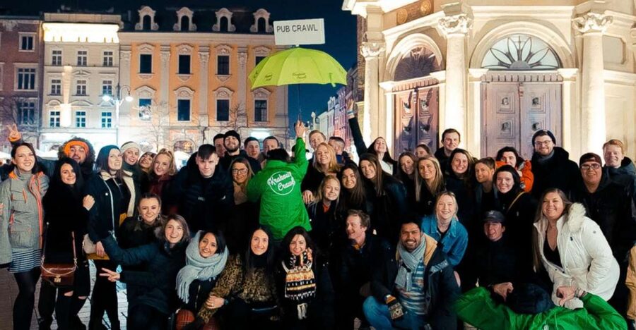 Krakow: Pub, Bar & Club Crawl - VIP entry and free welcome shots at each next venue