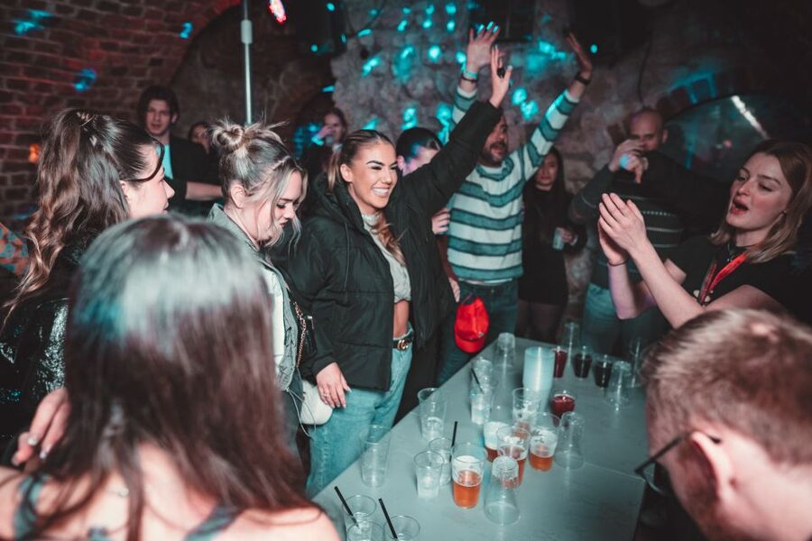 Krakow: Pub Crawl with 1 Hour of Unlimited Alcoholic Drinks - VIP Entry and Welcome Shots at Every Stop