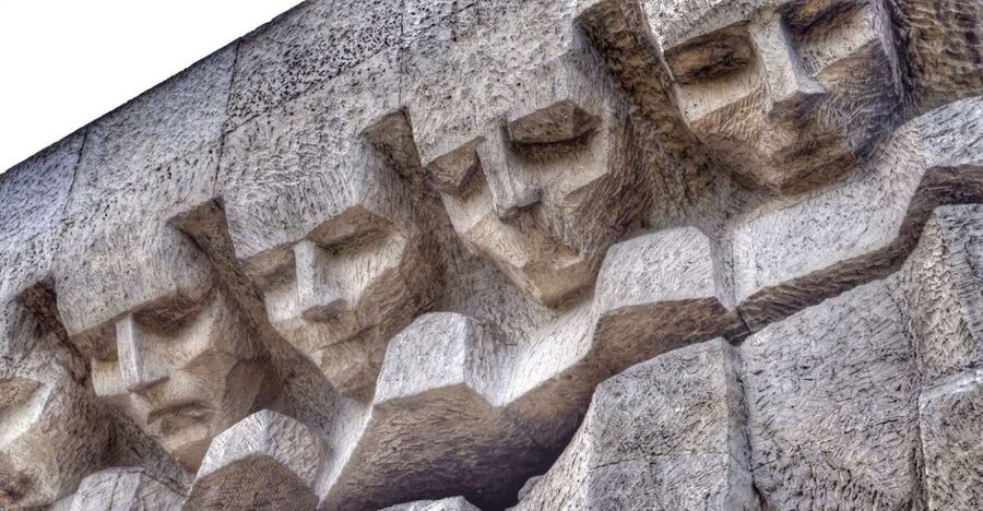 Krakow: River Cruise & Guided Visit to Former Plaszow Camp - Ghetto Heroes Square in Podgórze: why the walk matters