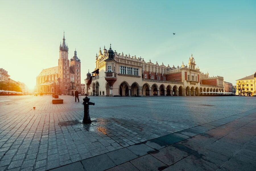Krakow: Rynek Underground Museum Guided Tour & Stories - Start at Krakow’s Cloth Hall, then read the Main Square before you go underground