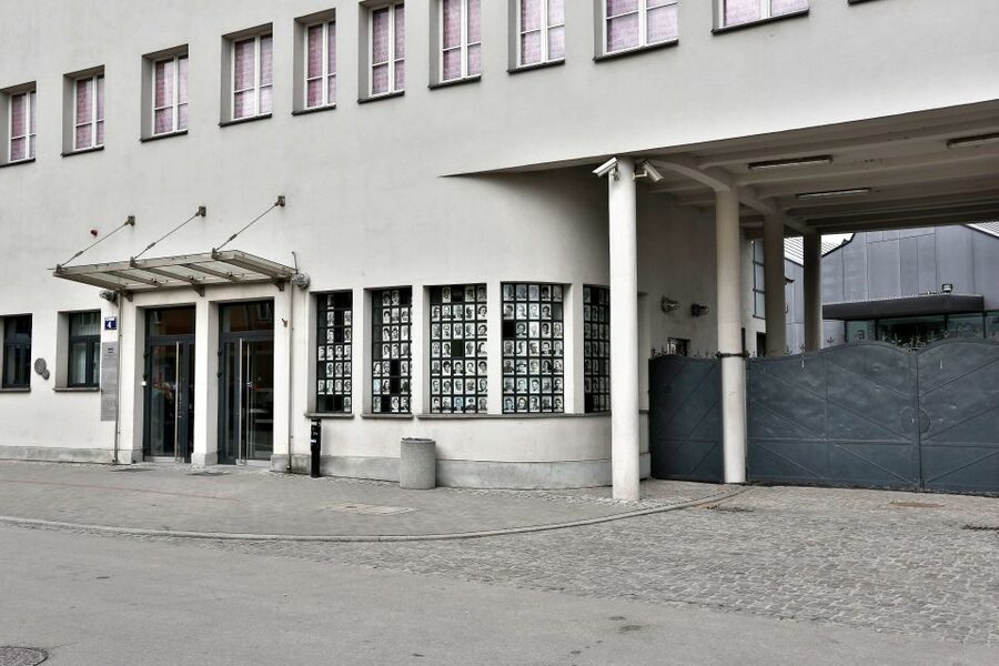 Krakow: Schindler's Factory Guided Tour with Entry Ticket - Oskar Schindler’s rooms and the 1,200 lives saved