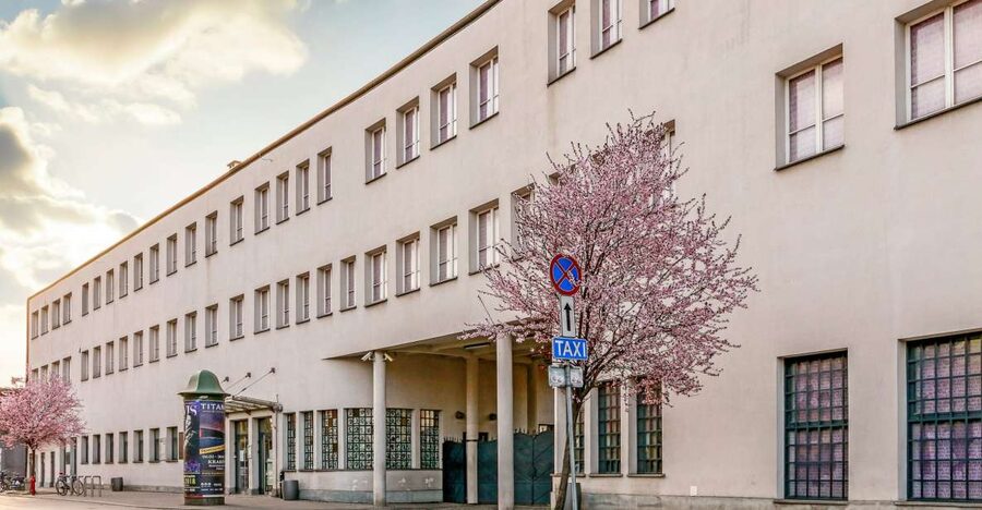 Krakow: Schindler's Factory Guided Tour - Getting There and Meeting the Guide at the Correct Door