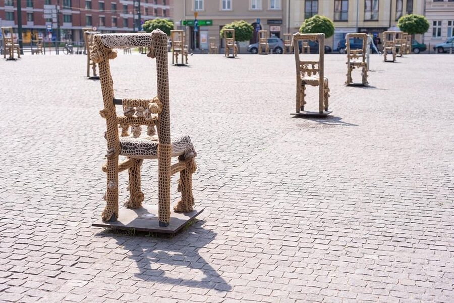 Kraków: Schindler’s Factory & Jewish Ghetto Guided Tour - Chair Memorial and Under the Eagle Pharmacy: two kinds of courage