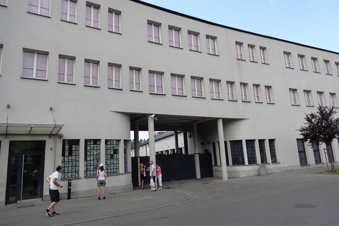 Krakow: Skip-the-line Oskar Schindler’s Museum Private Tour - Inside the Oskar Schindler’s Enamel Factory Museum: what the route feels like