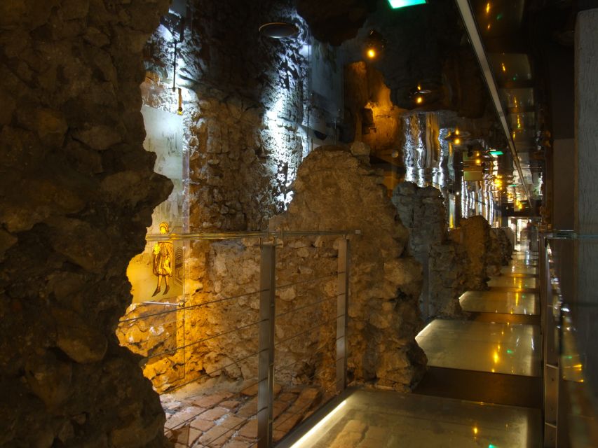 Krakow: Skip the Line Underground Museum and Old Town - Old Town highlights on the Royal Route, plus the local side streets