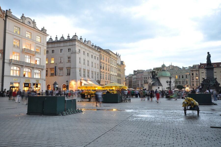 Krakow: Skip the Line Underground Museum and Old Town - Meeting at ZARA, staying on time, and handling delays