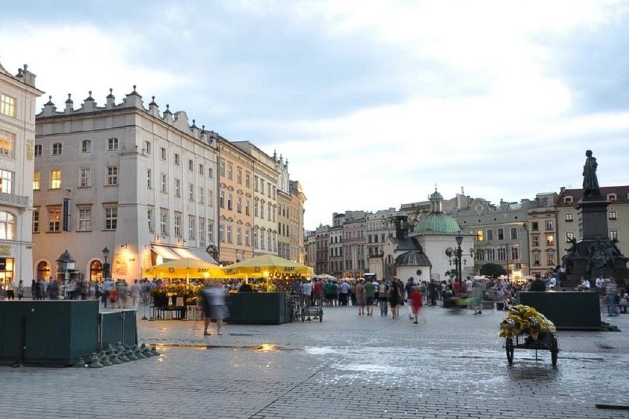 Krakow: Skip the Line Underground Museum Private Guided Tour - Your licensed guide: how the pace and language work