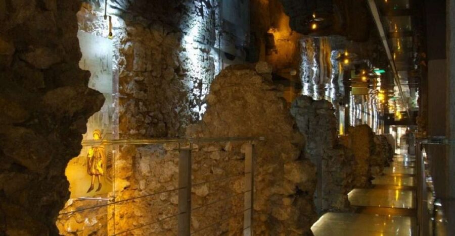 Krakow: Skip the Line Underground Museum Private Guided Tour - Skip the line at Rynek Główny 1, and why timing matters