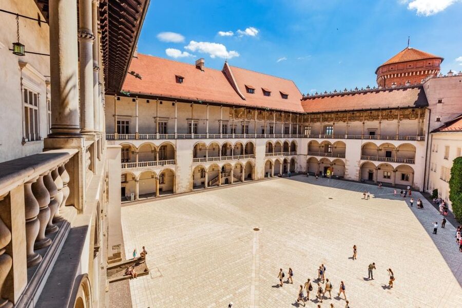 Krakow: Skip the Line Wawel Castle & Cathedral Private Tour - Meeting point and languages: making it easy on arrival