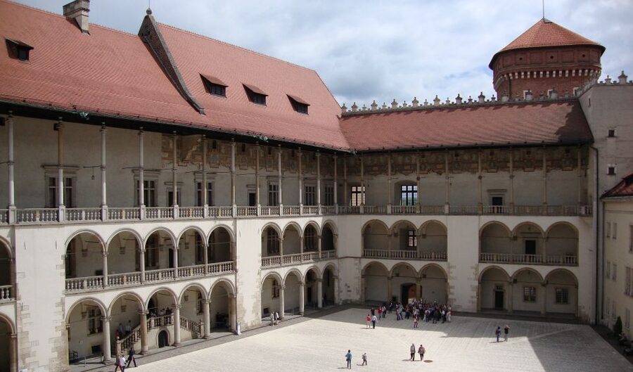 Krakow: Skip the Line Wawel Castle & Cathedral Private Tour - Courtyard and defensive walls: why the hill looks the way it does