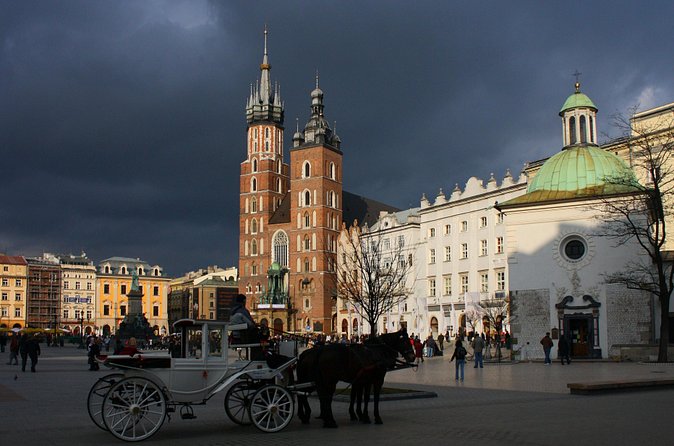 Krakow Skip The Line Wawel Castle & Old Town Guided Tour - Wawel 10:30 meeting point, and why this timing matters
