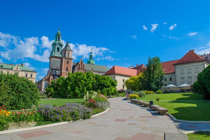Krakow Skip The Line Wawel Castle & Old Town Guided Tour - Stare Miasto and the “read the city” lesson