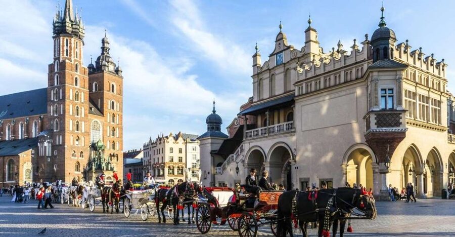 Krakow: St. Mary's Basilica visiting with short guided walk - Languages, Pace, and Group Experience You Can Plan Around