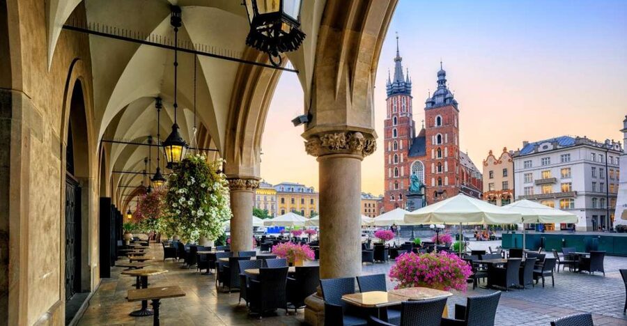 Krakow: St. Mary's Church and Rynek Underground Museum Tour - Where the tour starts in Krakow, and how to avoid a slow first hour