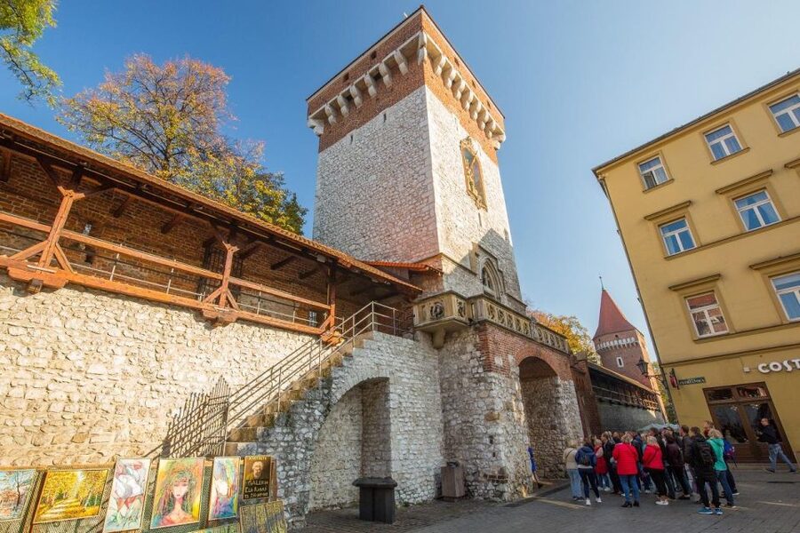 Krakow: St. Mary's Church and Rynek Underground Museum Tour - Rynek Underground Museum: what 4 meters down changes for your understanding