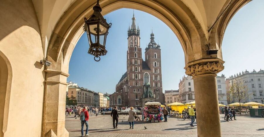 Krakow: Traditional Street Food Walking Tour - Where the tour starts: Saint Mary’s Church and the Main Square rhythm