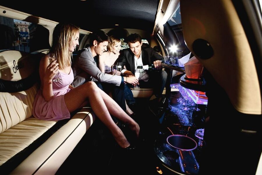 Krakow: VIP Limo Party Tour - VIP Entry and Club Timing: Getting In Without the Queue Drama