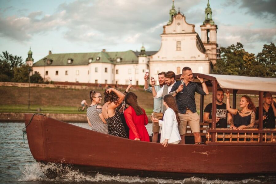 Krakow: Vistula Night Cruise by Gondola w/ Audio Commentary - Timing matters: what departure time does to the view