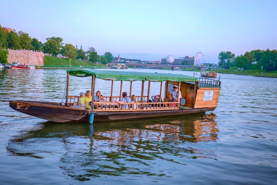 Krakow: Vistula River Sightseeing Cruise ️ - Boats and seating: Helena versus gondola-style options
