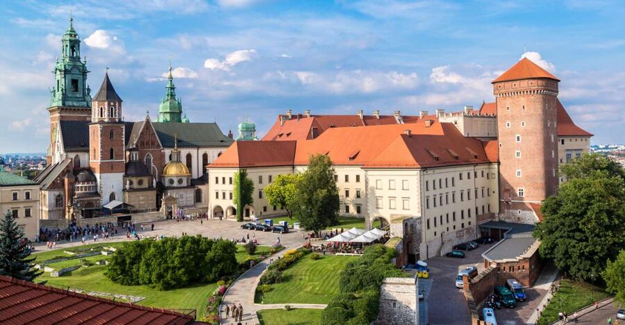 Krakow: Wawel Castle, Cathedral, Salt Mine, and Lunch - Transfer to Wieliczka: Comfort Before the Stairs