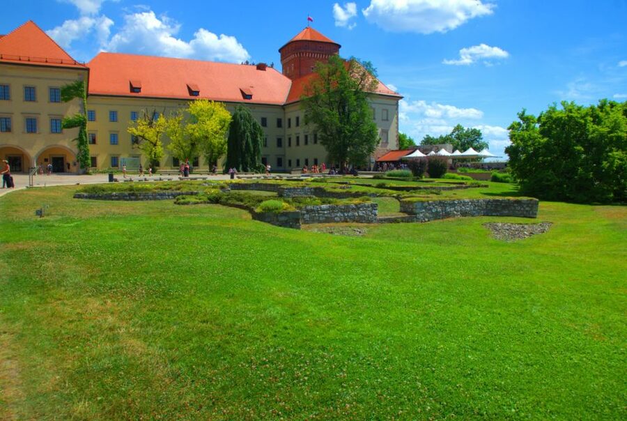 Krakow: Wawel Castle Guided Tour with Entry Tickets - Languages and group size: how to make sure you get the full value