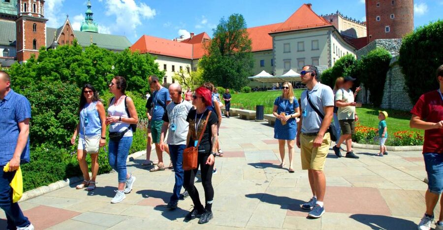 Krakow: Wawel Castle Guided Tour with Entry Tickets - Getting oriented on Wawel Hill, before you even reach the castle