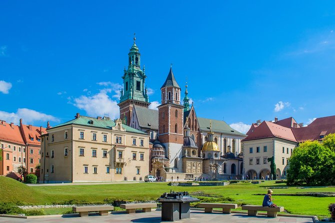 Krakow: Wawel Castle Guided Tour with Skip-The-Line Entry - What to Bring, and How Much Walking and Climbing to Expect