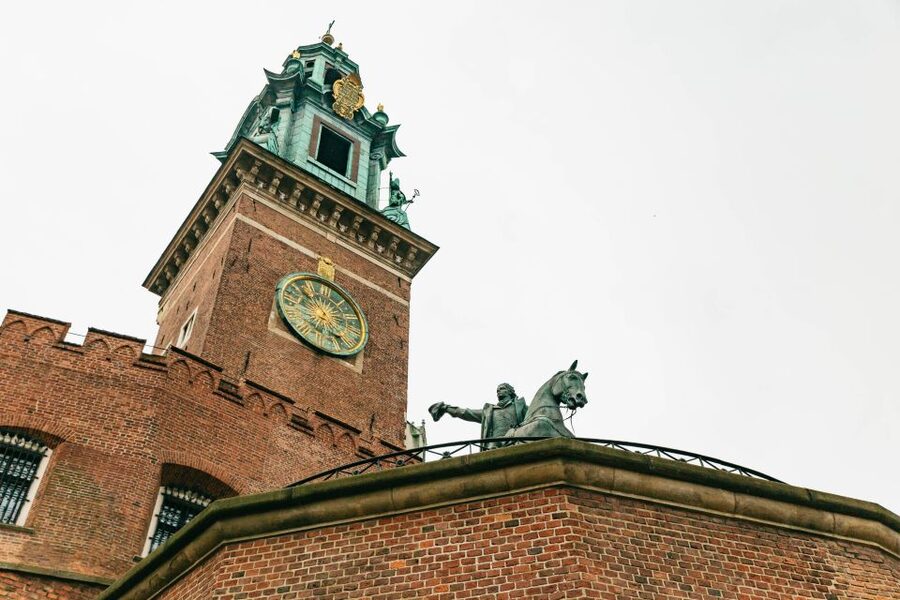 Krakow: Wawel Royal Hill with Optional Castle and Cathedral - Ascending past the Arms Gate and Kościuszko’s monument