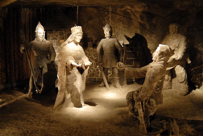 Krakow: Wieliczka Salt Mine Guided Tour with Hotel Pick-up - The return to Krakow and Stare Miasto: how the day ends