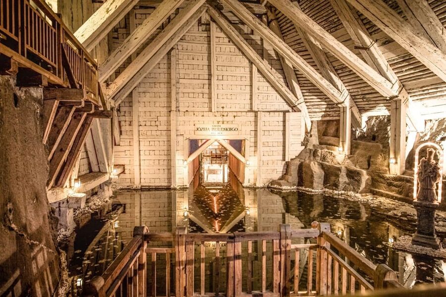 Krakow: Wieliczka Salt Mine Skip-the-Line Live Guided Tour - Restroom, food windows, and timing the souvenir hunt