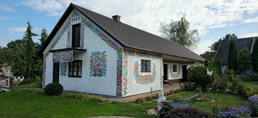 Krakow: Zalipie Village Tour - Your guided walk: houses, fences, wells, and stables with floral details