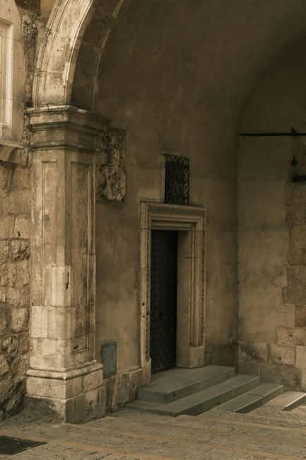 Mysterious Wawel Cathedral and Wawel Courtyard Guided Tour - The Sigismund Bell: winding stairs and a legend you can test