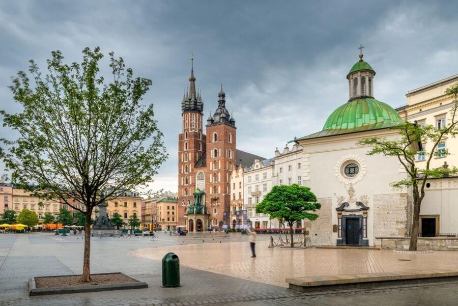 Old Town, St. Mary's Basilica and Rynek Underground Tour - Cloth Hall and the merchant-market stories behind the Main Square