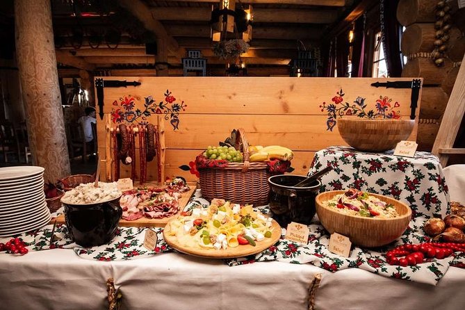 Polish Folk Show and Dinner From Krakow - How the folk show and dinner stay in sync