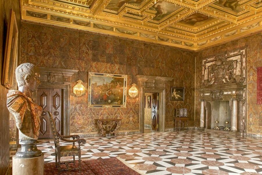 Skip-the-Line Wawel Castle Chambers Private Tour - 4-hour option: Add the Crown Treasury for crowns, swords, and context