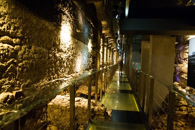 Small-group Rynek Underground Museum Guided Tour in Krakow - The surface connection: why the Cloth Hall and St Mary’s Church stops matter