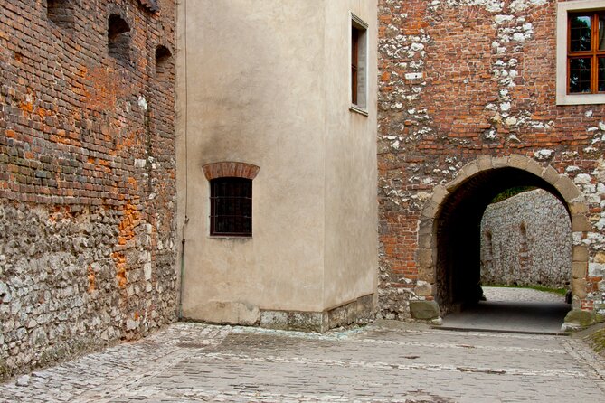 Wawel Castle and Cathedral Guided Walking Tour in Kraków - Wawel Cathedral: coronations, Sigismund Bell, and royal crypts