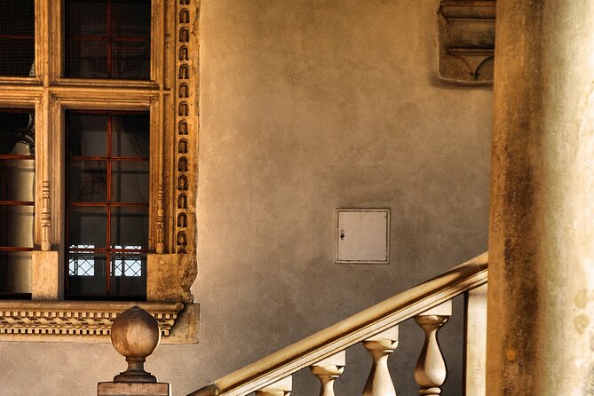 Wawel Castle and Cathedral Guided Walking Tour in Kraków - Timing, walking, and what to expect from the flow