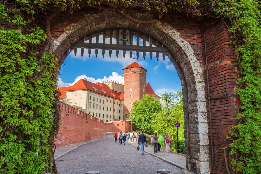 Wawel Castle & Cathedral Skip the Line Small Group Tour - Start at John Paul II Monument, then follow the plan